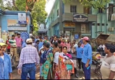 দিনে দুবার কাজ করার নির্দেশ  প্রতিবাদে বার্নপুরের বোরো অফিসে বিক্ষোভ পুরনিগমের সাফাই কর্মীদের