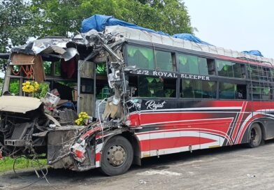 দুর্গাপুরে কনটেনারের পেছনে যাত্রীবাহী বাসের ধাক্কা  মৃত খালাসি, জখম ৬