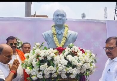 কুলটিতে ইস্পাত শিল্পের পথিকৃৎ স্যার বিরেন মুখার্জির মূর্তি উন্মোচনে মন্ত্রী ডাঃ অজয় পোদ্দার