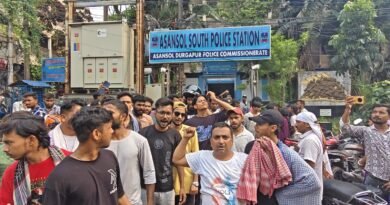 सड़क दुर्घटना में युवक की मौत  मुआवजे की मांग को लेकर आसनसोल में थाने के सामने परिवार का प्रदर्शन