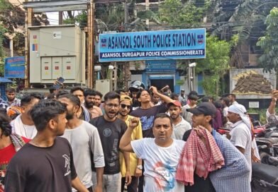सड़क दुर्घटना में युवक की मौत  मुआवजे की मांग को लेकर आसनसोल में थाने के सामने परिवार का प्रदर्शन