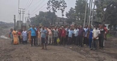 ইএসআইয়ের টাকা কাটা হলেও মিলছে না চিকিৎসা  আহত শ্রমিককে নিয়ে রানিগঞ্জে জুট মিলে কর্মবিরতি ও বিক্ষোভ