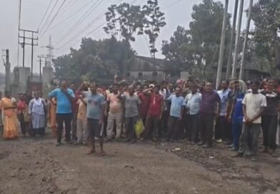ইএসআইয়ের টাকা কাটা হলেও মিলছে না চিকিৎসা  আহত শ্রমিককে নিয়ে রানিগঞ্জে জুট মিলে কর্মবিরতি ও বিক্ষোভ