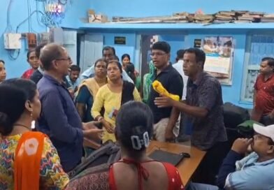 ऑफलाइन या ऑनलाइन, नहीं खत्म हो रही उलझन  अन्नपूर्णा योजना की राशि नहीं मिलने पर रानीगंज पंचायत कार्यालय में महिलाओं का विरोध प्रदर्शन