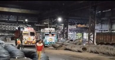 दुर्गापुर के निजी कारखाने में काम के दौरान श्रमिक की मौत, मुआवजे और नौकरी की मांग को लेकर शव रखकर प्रदर्शन