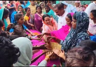 মিলেছে অন্নপূর্ণা যোজনার ৩ হাজার  বারাবনিতে মিষ্টি বিলি সংখ্যালঘু মহিলাদের