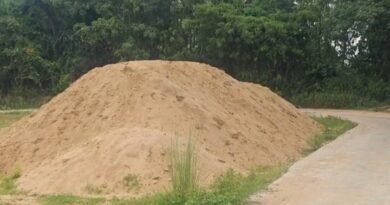अजय नदी से अवैध बालू तस्करी के आरोप में एक कारोबारी गिरफ्तार, कांकसा में सनसनी