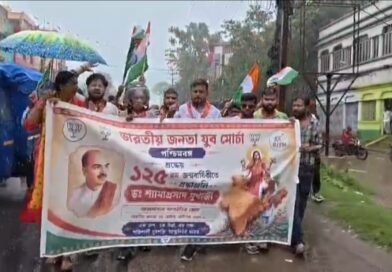 बारिश की परवाह किए बिना डॉ. श्यामा प्रसाद मुखर्जी की जयंती पर रानीगंज में भाजयुमो की प्रभात फेरी