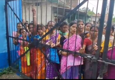 অন্নপূর্ণা যোজনার টাকা না মেলায় বারাবনি বিডিও অফিসে মহিলাদের বিক্ষোভ  পরিস্থিতি সামলাতে পুলিশ ও কেন্দ্রীয় বাহিনী