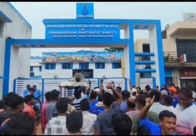 সরকারি নির্ধারিত মূল্যে বালি সরবরাহের দাবি  পান্ডবেশ্বরের বিডিওর দারস্থ নির্মাণ শ্রমিক ও ট্রাক্টর মালিকরা, অফিসে বিক্ষোভ