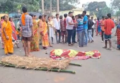 রানিগঞ্জে যুবককে মারধর প্রতিবেশী দম্পতির  ঝুলন্ত দেহ উদ্ধারে খুনের অভিযোগ স্ত্রীর, বিক্ষোভ