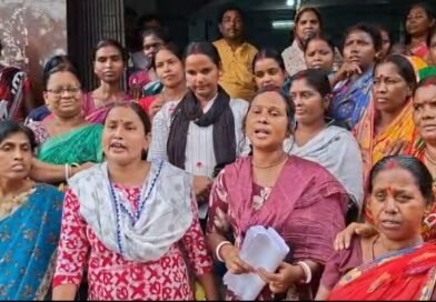 মিলছে না অন্নপূর্ণা যোজনার টাকা  জামুড়িয়ায় বোরো অফিসে বিক্ষোভ মহিলাদের