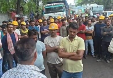 বিজেপি নেতা ও কর্মীদের আসায় উত্তেজনা  দাবি আদায়ে সালানপুরে বেসরকারি কারখানার শ্রমিকদের আন্দোলন সময় চাইলো কতৃপক্ষ