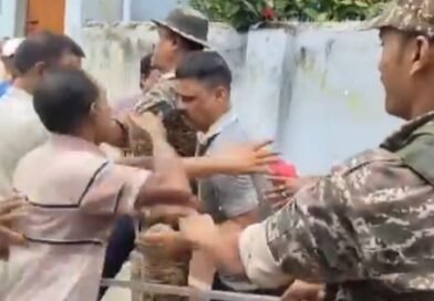 दुर्गापुर में तनाव  आईएनटीटीयूसी कार्यालय से मिले सरकारी तिरपाल, ब्लीचिंग पाउडर और मछली का चारा  तृणमूल नेता की पिटाई, फेंके गए अंडे