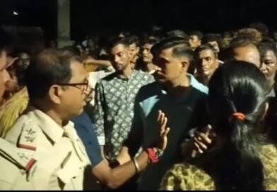 পরকিয়ার অভিযোগকে ঘিরে উত্তপ্ত রানিগঞ্জ  পশ্চিম বর্ধমান জেলা পরিষদের সভাধিপতির বাড়িতে বিক্ষোভ  ভাঙচুর, পরিস্থিতি সামলাতে পুলিশ