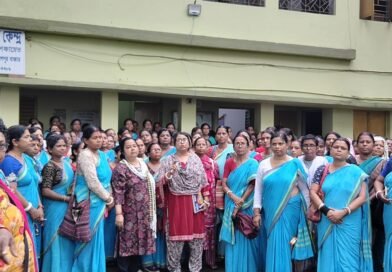 डेटा रिचार्ज के पैसे और अतिरिक्त कार्य भत्ते की मांग को लेकर सालानपुर में आईसीडीएस कर्मियों का प्रदर्शन, सौंपा ज्ञापन