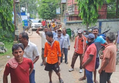 उचित वेतन और ठेकेदारी व्यवस्था समाप्त करने की मांग  सालानपुर बीडीओ कार्यालय के सामने सफाई कर्मियों का प्रदर्शन
