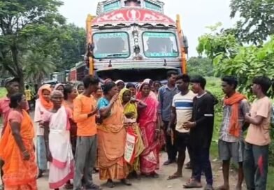 রানিগঞ্জে ভারী যানবাহনের দাপটে বেহাল রাস্তা, বাড়ছে দুর্ঘটনা  ক্ষুব্ধ গ্রামবাসীদের রাস্তা অবরোধ, বিক্ষোভ
