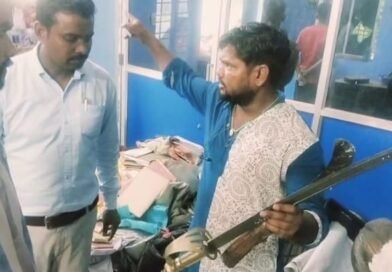 তৃণমূল কার্যালয়ে উদ্ধার ভোজালি ও তলোয়ার , মিললো সাদা থান, দুর্গাপুরে চাঞ্চল্য  তদন্ত শুরু পুলিশের