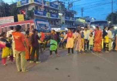 Asansol में मासूम की हत्यारोपी को परिजनों को सौंपने मांग पर सड़क जाम, प्रदर्शन, पुलिस और भाजपा नेता ने संभाली स्थिति