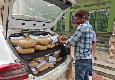ঝাড়খণ্ড থেকে বাংলায় পাচারের ছক বানচাল, উদ্ধার ১০৪ কেজি গাঁজা, নম্বরহীন নতুন গাড়ি বাজেয়াপ্ত পুলিশের