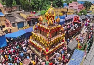 রানীগঞ্জের ঐতিহ্যবাহী প্রাচীন পিতলের রথের দড়ি টানলেন রাজ্যের দুই মন্ত্রী ও দুই বিধায়ক