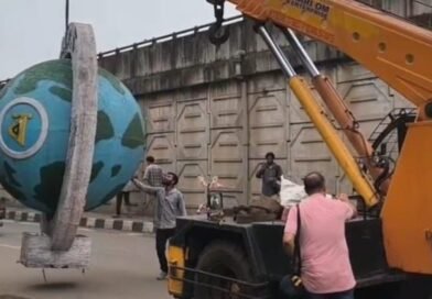 দুর্গাপুরে রাস্তার মোড় থেকে সরিয়ে ফেলা হলো ” বিশ্ব বাংলা” র লোগো