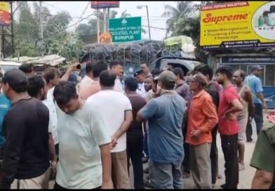 डीवीसी के ट्रकों से झर रही राख, धूल की चादर में ढक रहा इलाका  नाराज़ लोगों का सड़क जाम और विरोध प्रदर्शन