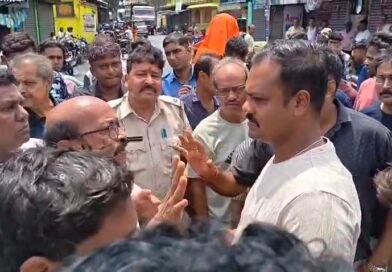 সালানপুরে ট্রাকের ধাক্কায় আহত বৃদ্ধ, রাস্তা অবরোধ, বিক্ষোভ এলাকার বাসিন্দাদের