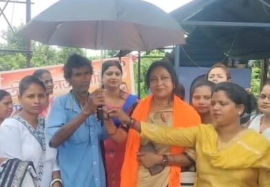 বৃষ্টির হাত থেকে সাফাইকর্মীদের রক্ষায় ছাতা বিলি দুর্গাপুরের বিজেপির মহিলা মোর্চার