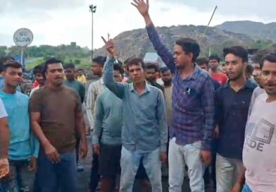 निजी कोयला खदान में भाजपा का झंडा लेकर विरोध प्रदर्शन