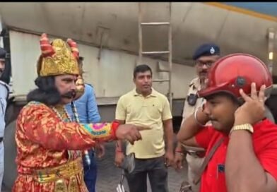 हेलमेट के बिना बाइक चलाने पर ‘यमराज’ का बुलावा! नुक्कड़ नाटक के जरिए दुर्गापुर में ट्रैफिक जागरूकता