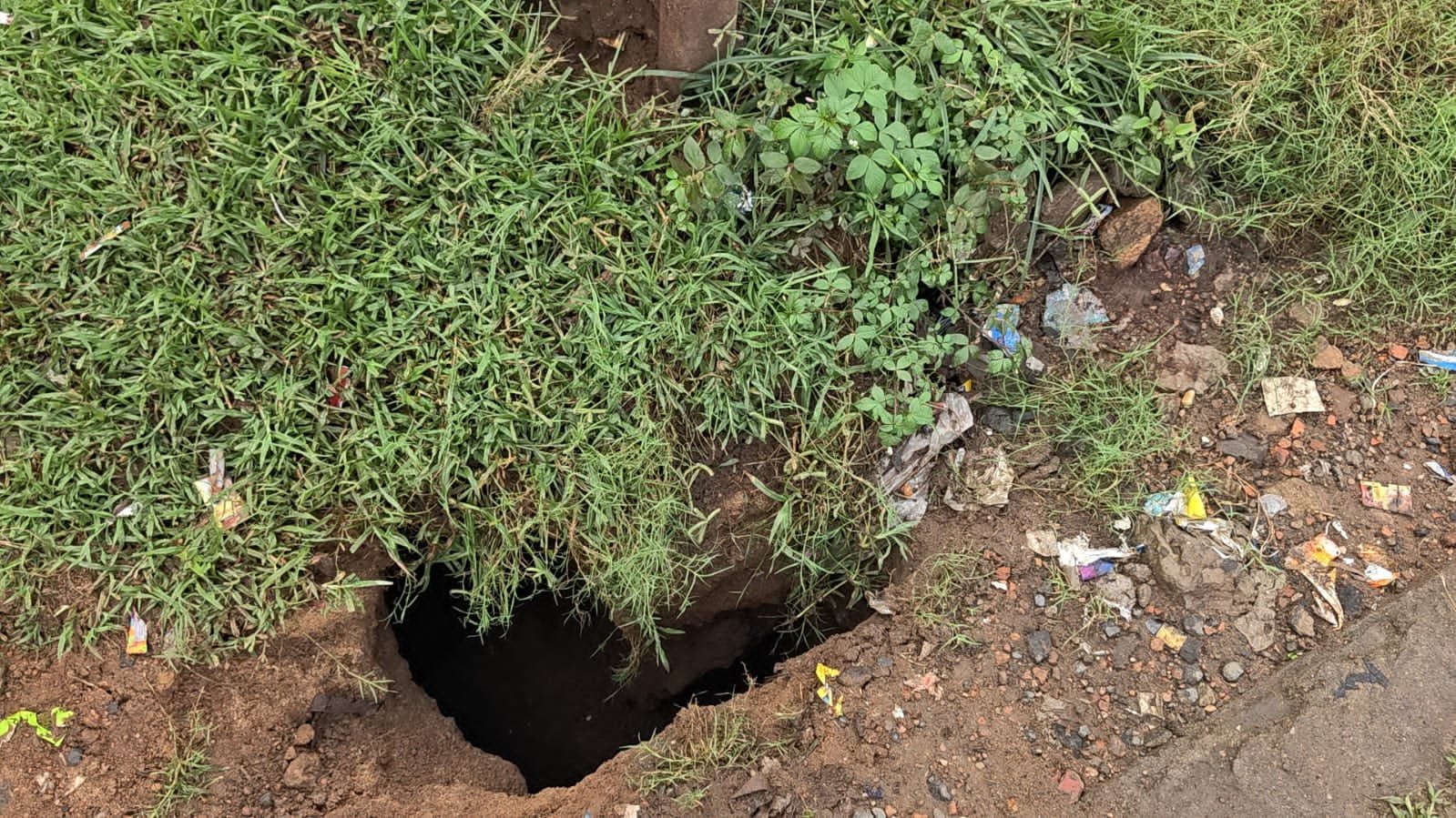 রানিগঞ্জে ১৪ নং জাতীয় সড়কের পাশে ধসে তৈরী গর্ত, এলাকায় আতঙ্ক