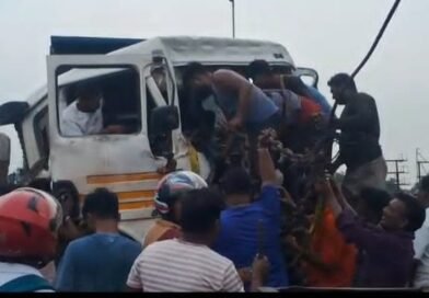 सालानपुर के ब्रिज पर दो कोयला लदे डंपरों की टक्कर  चालक और खलासी घायल