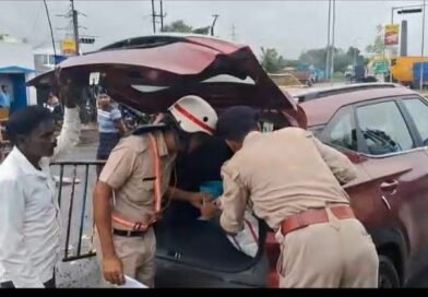 स्वतंत्रता दिवस को लेकर कड़ी निगरानी  बंगाल-झारखंड सीमा के चेकपोस्ट पर पुलिस की नाका तलाशी