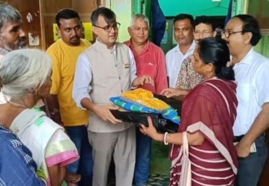 आसनसोल में बारिश से कई मिट्टी के मकान क्षतिग्रस्त  नगर एवं नगर विकास मंत्री के निर्देश पर राहत सामग्री लेकर इलाके में पहुंचे निगम आयुक्त