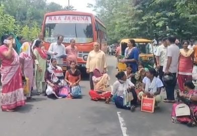 দুর্গাপুরে অন্নপূর্ণা যোজনা থেকে বঞ্চনার অভিযোগ, মহকুমাশাসক দপ্তরের সামনে মহিলাদের রাস্তা অবরোধ, বিক্ষোভ