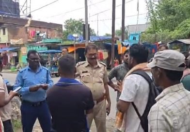 কল্যাণেশ্বরী পিএইচইর বটলিং প্ল্যান্টে বিক্ষোভ  ৮ বছর কাজ করা কর্মীদের বাদ, ‘বহিরাগত’ নিয়োগের অভিযোগ