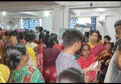 অন্নপূর্ণা ভান্ডারের টাকা না মেলায় কাঁকসার বিডিও অফিসে বিক্ষোভ মহিলাদের, উত্তেজনা