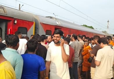 সহযাত্রীকে ফিরিয়ে আনার দাবি কুলটি স্টেশনে চেন টেনে দেড় ঘণ্টা ট্রেন আটকালো তীর্থযাত্রীদের দল