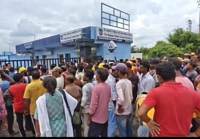 न्यूनतम मजदूरी की मांग को लेकर सालानपुर में तनाव, बाहरी लोगों को लाकर कारखाने में काम कराने का आरोप, डीएम कार्यालय में कर्मचारियों का आक्रोश