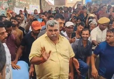 रेल गेट बंद करने के विरोध में कीचड़-पानी में लेटकर पांडवेश्वर में प्रदर्शन, तनाव, स्थिति संभालने पहुंचे विधायक