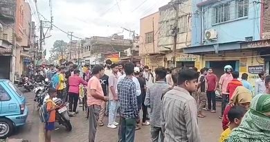 जामुड़िया में ट्रैक्टर की टक्कर से बाइक चालक की मौत, मुआवजे की मांग को लेकर सड़क जाम, प्रदर्शन