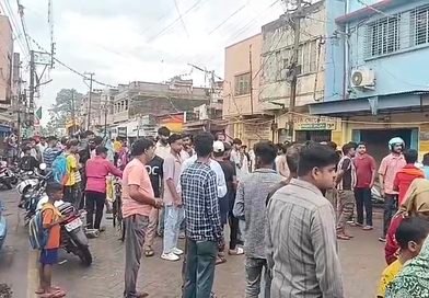 जामुड़िया में ट्रैक्टर की टक्कर से बाइक चालक की मौत, मुआवजे की मांग को लेकर सड़क जाम, प्रदर्शन