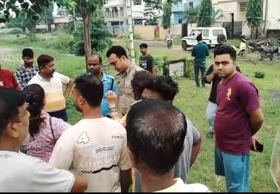 এলাকার বাসিন্দাদের সঙ্গে ফোনে কথা অগ্নিমিত্রা পালের  কড়া বার্তা জেলা সভাপতির  মন্দির লাগোয়া জমি দখলের অভিযোগে কাঠগড়ায় বিজেপি নেত্রী বিক্ষোভ, বাকবিতন্ডা, উত্তেজনা আসানসোলে