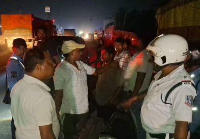 মদ্যপ অবস্থায় থাকা এক গাড়ির চালক ধাক্কা মারলো কর্তব্যরত ট্রাফিক পুলিশকে