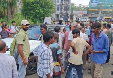 Asansol हेलमेट ने बचाई बैंक कर्मी की जान, कार के नीचे जा फंसी बाइक