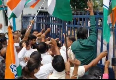 नेहरू की प्रतिमा जंगल में फेंके जाने की घटना में आरोपी अब भी फरार  गिरफ्तारी की मांग को लेकर दुर्गापुर में एसडीओ कार्यालय के सामने कांग्रेस का प्रदर्शन