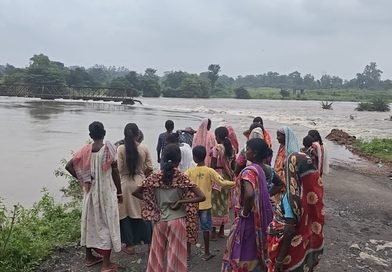 প্রবল বৃষ্টিতে নুনিয়া নদীর জলে ডুবল রানীগঞ্জের হাড়াভাঙা ও কোয়ারডি ব্রিজ, বিচ্ছিন্ন ২০টি গ্রাম, চরম দুর্ভোগে হাজারো মানুষ