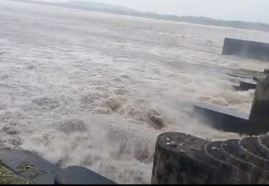 लगातार बारिश से उफान पर दामोदर, दुर्गापुर बैराज से छोड़ा गया 1 लाख 11 हजार क्यूसेक पानी, बाढ़ की आशंका